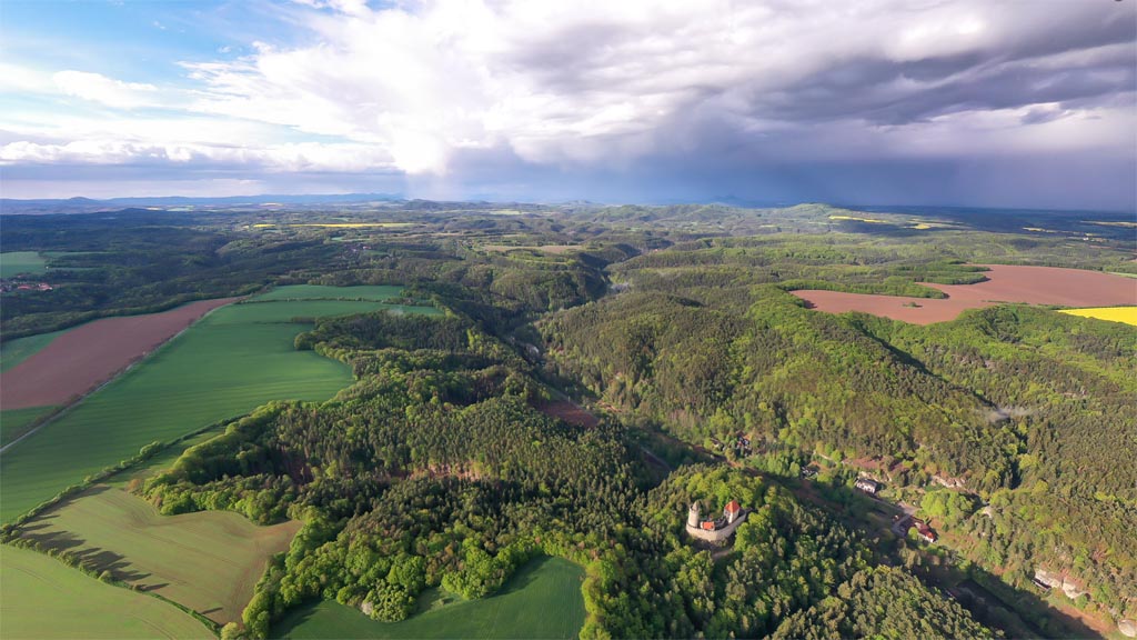 360 letecká fotografie okolí hradu Kokořín